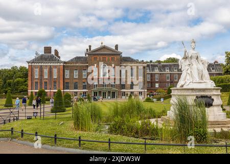 Vista alternativa di Kensington Palace. Una residenza reale a Kensington Gardens, nel Royal Borough di Kensington e Chelsea a Londra, Inghilterra Foto Stock