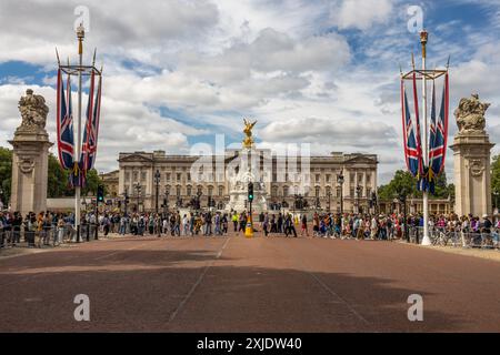 Il panorama estivo di Buckingham Palace, visto dal centro commerciale pieno di persone dopo la cerimonia del cambio della Guardia, Londra Inghilterra Regno Unito Foto Stock