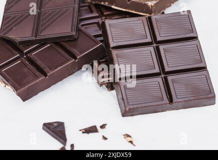 Una varietà di barrette di cioccolato fondente disposte su sfondo bianco. Ideale per piatti, dessert e dolciumi. Foto Stock