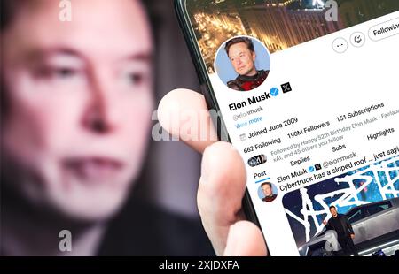 Ucraina. Poltava. 17 luglio 2024. Profilo Elon Musk sullo schermo di uno smartphone. Nuovo tweet con testo il Cybertruck ha un tetto inclinato... basta dire. Nella Foto Stock