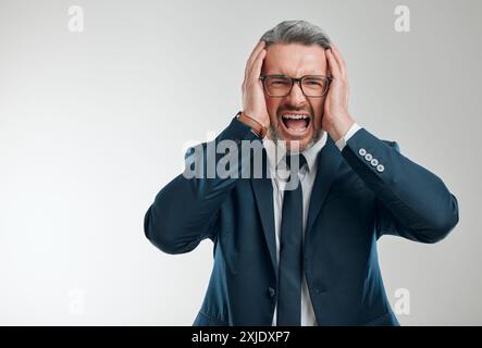 Uomo d'affari, ritratto urlante e stress o frustrato per crisi, errore e infastidito in studio. Trader, urla e arrabbiato per la borsa Foto Stock