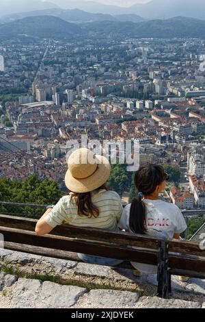 GRENOBLE, FRANCIA, 25 giugno 2024 : i turisti ammirano la vista della città e delle montagne dalla stazione superiore della funivia nella fortezza della Bastiglia Foto Stock