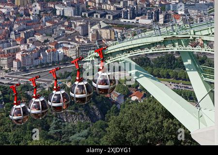 GRENOBLE, FRANCIA, 25 giugno 2024: La funivia chiamata "Les Bulles" (bolle) arriva alla stazione superiore della fortezza la Bastille con il centro città Foto Stock