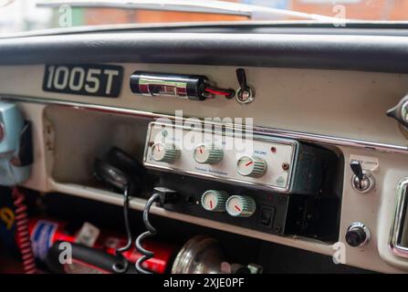 Radio della polizia Pye Vanguard e tachimetro calibrato in a1960 Wolseley 6/99 auto della polizia metropolitana con livrea e attrezzature corrette Foto Stock