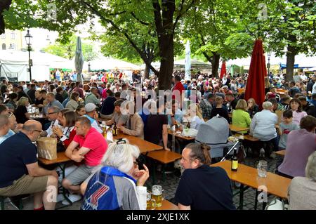 München, der Viktualienmarkt. Der Viktualienmarkt bzw Fiktualienmarkt ist ein ständiger Markt für Lebensmittel in der Münchner Altstadt. Er findet seit 1807 täglich, ausser an Sonn- und Feiertagen, statt. DAS Erscheinungsbild des über zwei Hektar grossen Geländes wird durch fest errichtete Buden mit zum Teil grossen Auslagen geprägt. Dazu kommen einige saisonal unterschiedliche fliegende Stände. Die Marktstände sind in mehreren Abteilungen um einen Biergarten angeordnet. DAS Gelände wird ausserdem durch Münchens zentralen Maibaum und mehrere Brunnen geprägt. Foto: Biergarten. Hier gibt es nich Foto Stock
