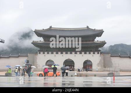 Seoul, Corea del Sud. 18 luglio 2024. I turisti visitano Piazza Gwanghwamun sotto la pioggia a Seoul, Corea del Sud, il 18 luglio 2024. Seoul ha visto piogge continue negli ultimi giorni. Crediti: Yao Qilin/Xinhua/Alamy Live News Foto Stock