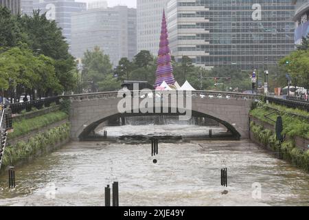 Seoul, Corea del Sud. 18 luglio 2024. Questa foto scattata il 18 luglio 2024 mostra il marciapiede allagato lungo il Cheonggyecheon Stream a Seoul, Corea del Sud. Seoul ha visto piogge continue negli ultimi giorni. Crediti: Yao Qilin/Xinhua/Alamy Live News Foto Stock