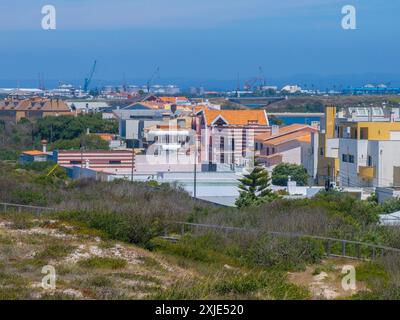 Strada con case colorate. Strada con case a strisce, Costa Nova, Aveiro, Portogallo. Foto Stock