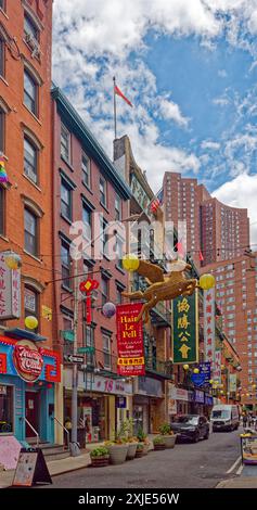 Chinatown di New York: Bandiere americane, taiwanesi e cinesi volano dagli edifici vicini sulla stretta Pell Street, nel cuore di Chinatown. Foto Stock