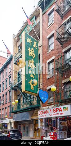 NYC Chinatown: Le bandiere degli Stati Uniti e di Taiwan volano da 16 Pell Street, un edificio commerciale nel mezzo dell'isolato. Foto Stock