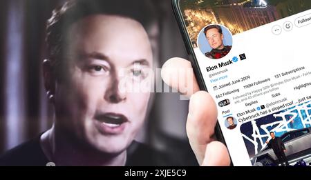 Ucraina. Poltava. 17 luglio 2024. Profilo Elon Musk sullo schermo di uno smartphone. Nuovo tweet con testo il Cybertruck ha un tetto inclinato... solo sayin. Nella Foto Stock