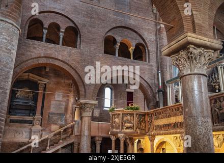 Scalinata laterale, palco e archi all'interno del Duomo di Modena, Italia Foto Stock