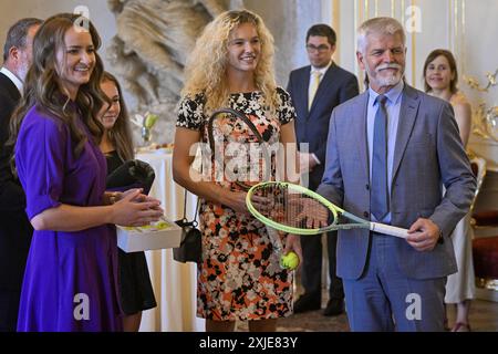 Praga, Repubblica Ceca. 18 luglio 2024. Il presidente ceco Petr Pavel (a destra) riceve i vincitori del tennis di Wimbledon Barbora Krejcikova (a sinistra), Jana Kovackova (seconda da sinistra) e Katerina Siniakova (centro), al Castello di Praga, Repubblica Ceca, il 18 luglio 2024. Crediti: Vit Simanek/CTK Photo/Alamy Live News Foto Stock