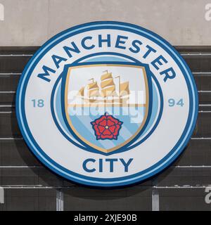 Manchester, Regno Unito. 07.17.2024 Manchester Citys Logo e Badge davanti all'Etihad Stadium. 17 luglio 2024. Foto Stock