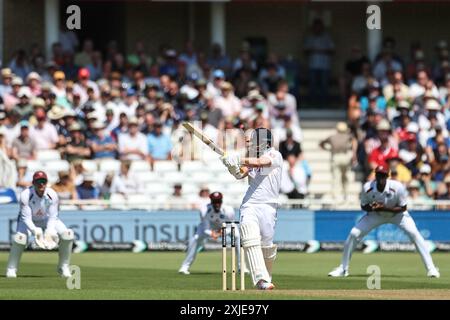 Nottingham, Regno Unito. 18 luglio 2024. Ben Duckett dell'Inghilterra con swing e una sbaglia durante il 2° Rothesay test match Inghilterra vs West Indies a Trent Bridge, Nottingham, Regno Unito, 18 luglio 2024 (foto di Mark Cosgrove/News Images) a Nottingham, Regno Unito, il 18/7/2024. (Foto di Mark Cosgrove/News Images/Sipa USA) credito: SIPA USA/Alamy Live News Foto Stock