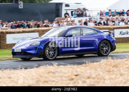 2024 Porsche Taycan Turbo GT auto elettrica che sale la pista di arrampicata all'evento Motorsport Goodwood Festival of Speed 2024, West Sussex, Regno Unito Foto Stock