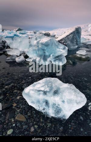 Pezzi di iceberg di ghiaccio vicino alla spiaggia Diamond in Islanda, alla laguna del ghiacciaio Jökulsárlón, famoso punto di riferimento in Islanda, riserva naturale, fotografia di paesaggio Foto Stock