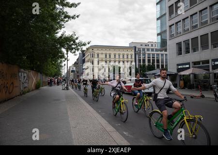 Turisti in bicicletta vicino alla zona Checkpoint Charlie di Berlino, Berlino, Germania Foto Stock