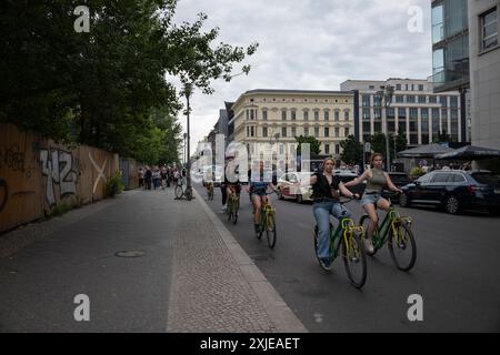 Turisti in bicicletta vicino alla zona Checkpoint Charlie di Berlino, Berlino, Germania Foto Stock