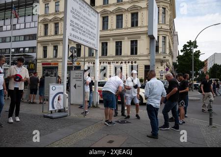 I punti di ristoro si trovano all'esterno dell'area Checkpoint Charlie di Berlino, nelle vicinanze della metropolitana Kochstraße e della stazione della U-Bahn di Berlino, a 100 metri di distanza, Berlino, Germania Foto Stock