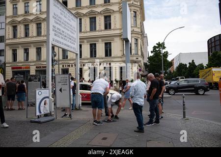 I punti di ristoro si trovano all'esterno dell'area Checkpoint Charlie di Berlino, nelle vicinanze della metropolitana Kochstraße e della stazione della U-Bahn di Berlino, a 100 metri di distanza, Berlino, Germania Foto Stock