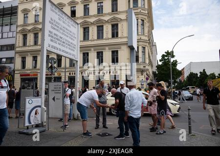 I punti di ristoro si trovano all'esterno dell'area Checkpoint Charlie di Berlino, nelle vicinanze della metropolitana Kochstraße e della stazione della U-Bahn di Berlino, a 100 metri di distanza, Berlino, Germania Foto Stock