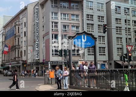 Area Checkpoint Charlie di Berlino, vicino alla metropolitana Kochstraße e alla stazione della U-Bahn di Berlino che dista 100 metri, Berlino, Germania Foto Stock