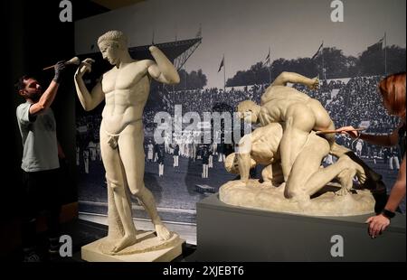 Technicians Dust 'Plaster cast of Ribbon Binder (Diadoumenos)', in mostra alla mostra Paris 1924: Sport, Art and the Body al Fitzwilliam Museum di Cambridge. Data foto: Giovedì 18 luglio 2024. Foto Stock