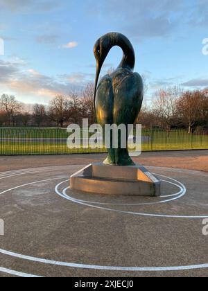 "SERENITY" Ibis, scultura di uccelli di Simon Gudgeon a Hyde Park la mattina presto, Londra, Inghilterra, Regno Unito Foto Stock