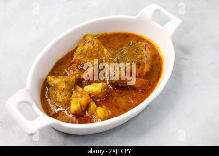 Cucina indiana. Dadha piccante e piccante fatto in casa o curry di pesce alle pinne rosse. Il famoso curry di pesce rosso maharashtriano o kalvan è realizzato con pomodoro e spezie. Foto Stock