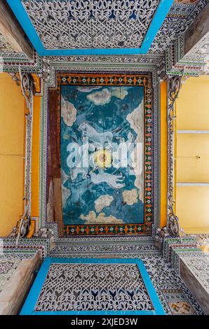 14 agosto 2007 Pittura nel soffitto dell'ingresso principale al complesso del tempio Parshwanath 1867 d.C. a Kolkata, alias Calcutta, India Asia. Foto Stock