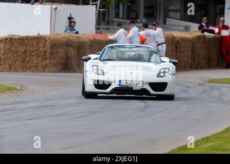 2014 Porsche 918 Spyder, auto sportiva ibrida che sale sulla pista di arrampicata all'evento Motorsport Goodwood Festival of Speed 2024, West Sussex, Regno Unito Foto Stock