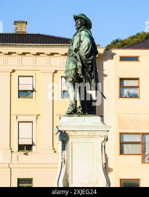 Una statua in bronzo di Gustavo Adolfo, re di Svezia, si trova su un piedistallo a Goteborg, Svezia. La statua raffigura il re in tutte le regalie militari Foto Stock