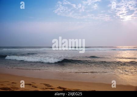 Splendido paesaggio marino delle rive dell'Oceano Indiano con i cambiamenti di sole al tramonto Foto Stock