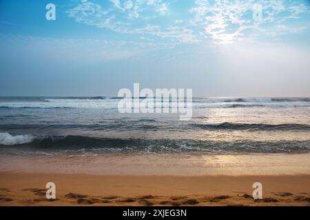 Splendido paesaggio marino delle rive dell'Oceano Indiano con i cambiamenti di sole al tramonto Foto Stock