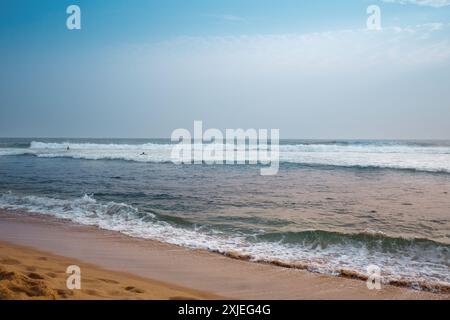 Splendido paesaggio marino delle rive dell'Oceano Indiano con i cambiamenti di sole al tramonto Foto Stock