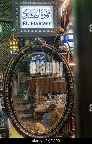 Cairo, Egitto. 2 luglio 2024 uno dei tanti specchi all'interno della caffetteria El Fishawy a Khan El Khalili Bazaar, il Cairo, popolare tra artisti e intelletti Foto Stock