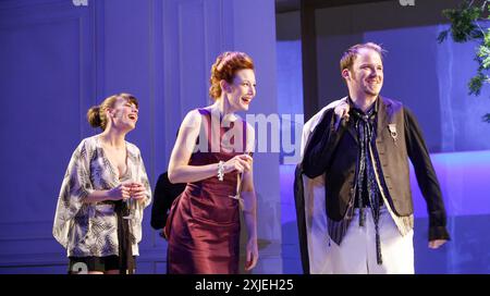 l-r: Hayley Atwell (Belinda), Nancy Carroll (Mrs Loveit), Rory Kinnear (Sir Fopling Flutter) nell'UOMO DELLA MODALITÀ di George Etherege all'Olivier Theatre, National Theatre (NT), Londra SE1 06/02/2007 design: Vicki Mortimer illuminazione: Neil Austin coreografo: David Bolger regista: Nicholas Hytner Foto Stock