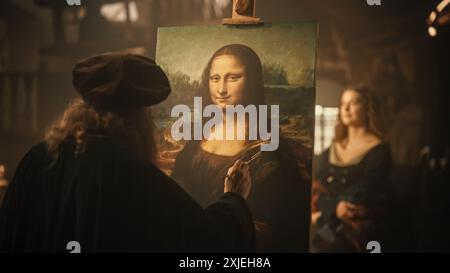 Scena documentaria di rievocazione per il processo di creazione della Gioconda Painting: Il genio Leonardo da Vinci realizzando il primo strato d'ombra nel suo capolavoro su tela nel suo laboratorio d'arte Foto Stock