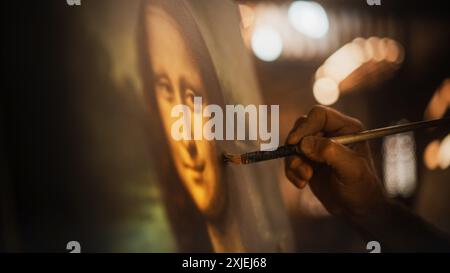 Primo piano sul Pittore maschile che dipinge a mano la Monna Lisa con un delicato movimento della spazzola. Dettagli del famoso dipinto disegnato dal suo Creatore. Talento puro e maestria dell'alta arte, bellezza eterna Foto Stock