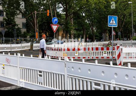 Barriere per cantieri in Bonner Street all'angolo con Bayenthalguertel, Colonia, Germania. Baustellenabsperrungen auf der Bonner Strasse Ecke Bayenthalgue Foto Stock