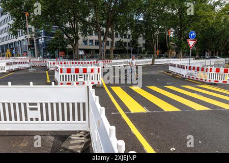 Barriere per cantieri in Bonner Street, angolo Bayenthalguertel, crosswalk giallo, Colonia, Germania. Baustellenabsperrungen auf der Bonner Foto Stock