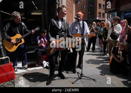 Travis suona un concerto a sorpresa a Covent Garden, nel centro di Londra, per celebrare l'uscita del loro decimo album in studio, L.A. Times. Data foto: Giovedì 18 luglio 2024. Foto Stock