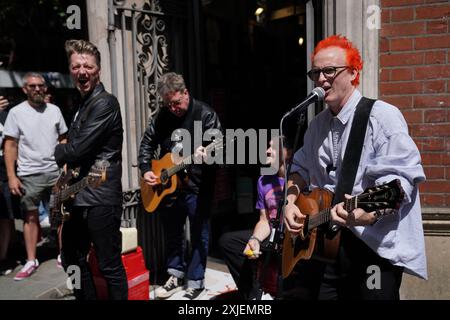 Travis suona un concerto a sorpresa a Covent Garden, nel centro di Londra, per celebrare l'uscita del loro decimo album in studio, L.A. Times. Data foto: Giovedì 18 luglio 2024. Foto Stock