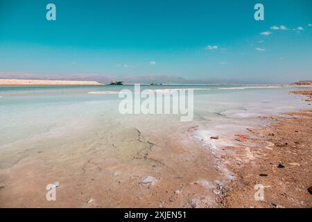 Vista panoramica del Mar morto, una vista del paesaggio montano nel deserto della Giudea nel sud di Israele. Foto Stock