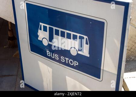 Un cartello sul marciapiede indica una fermata temporanea dell'autobus cittadino Foto Stock