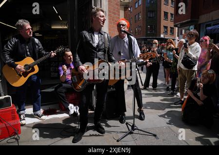 Travis suona un concerto a sorpresa a Covent Garden, nel centro di Londra, per celebrare l'uscita del loro decimo album in studio, L.A. Times. Data foto: Giovedì 18 luglio 2024. Foto Stock