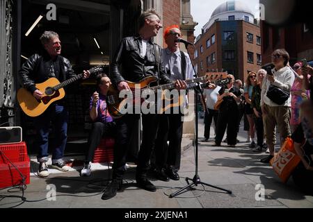 Travis suona un concerto a sorpresa a Covent Garden, nel centro di Londra, per celebrare l'uscita del loro decimo album in studio, L.A. Times. Data foto: Giovedì 18 luglio 2024. Foto Stock