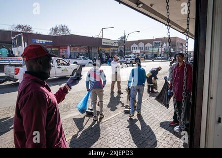 Gauteng, Sudafrica. 18 luglio 2024. I volontari locali partecipano a una ripulitura di Rietfontein Road a Germiston di Gauteng, Sudafrica, 18 luglio 2024. Il giovedì segna la giornata internazionale di Nelson Mandela, o Mandela Day, in onore di Mandela, che si celebra il 18 luglio, il suo compleanno. Crediti: Shiraaz Mohamed/Xinhua/Alamy Live News Foto Stock