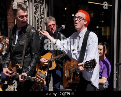 Travis suona un concerto a sorpresa a Covent Garden, nel centro di Londra, per celebrare l'uscita del loro decimo album in studio, L.A. Times. Data foto: Giovedì 18 luglio 2024. Foto Stock